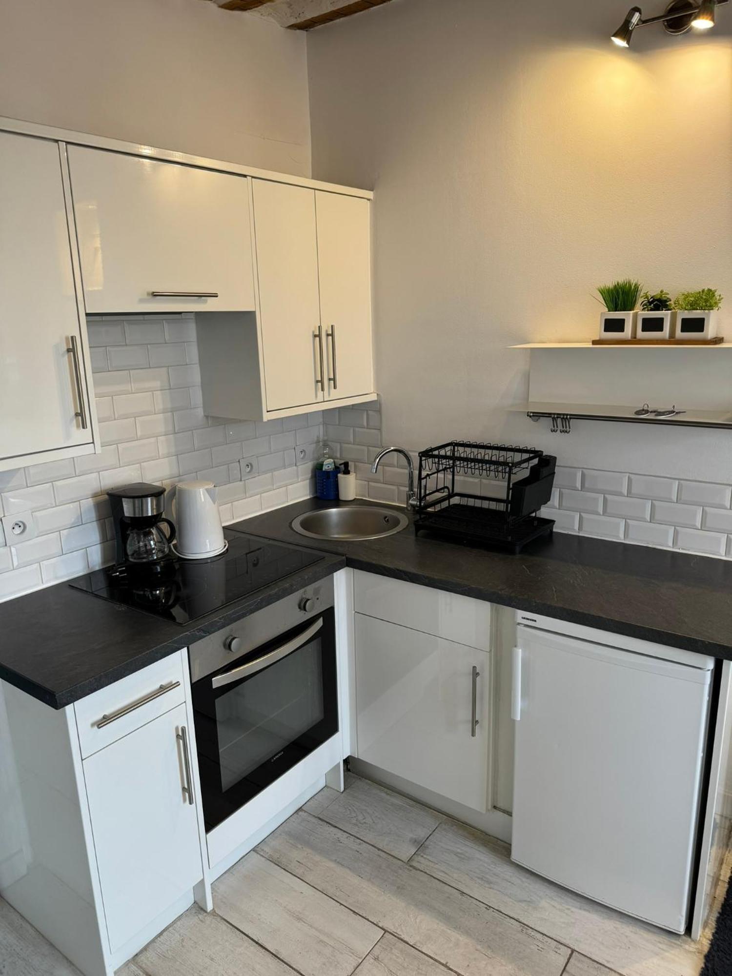Freshly Tastefully Renovated Apartments In Heart Of Old Antibes Exterior foto